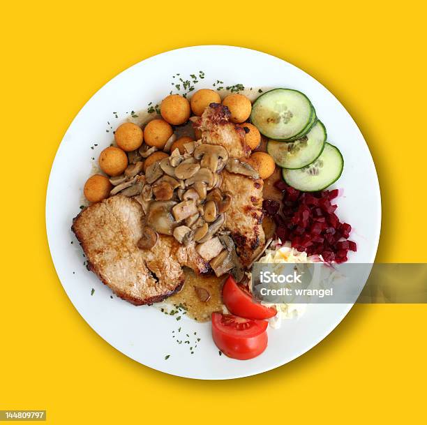 Fritos De Carne Com Campeões Na Mesa Amarela - Fotografias de stock e mais imagens de Alimentação Saudável - Alimentação Saudável, Almoço, Amarelo
