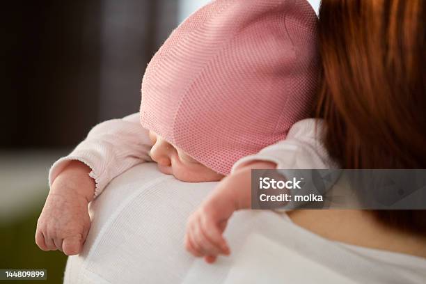 Recém Nascido Baby - Fotografias de stock e mais imagens de Adulto - Adulto, Bebé, Cena de tranquilidade