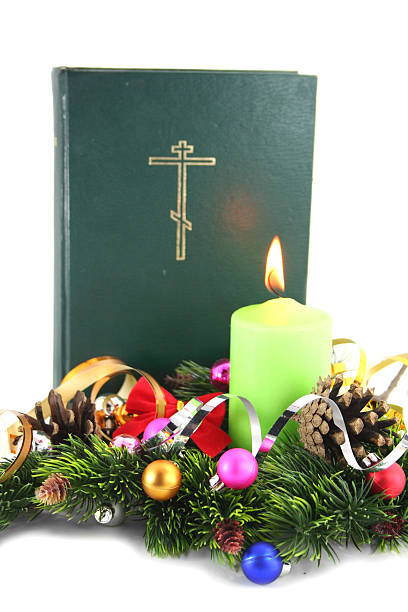 holy bibel auf weihnachten - bible candle book law stock-fotos und bilder