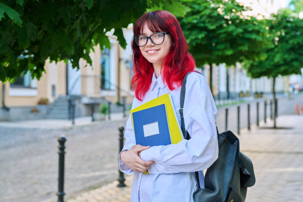 ritratto della studentessa sorridente di 18, 19 anni sulla strada della città - 18 19 years foto e immagini stock