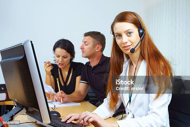 Arbeiten Szene Stockfoto und mehr Bilder von Am Telefon - Am Telefon, Arbeiten, Arbeitspersonal