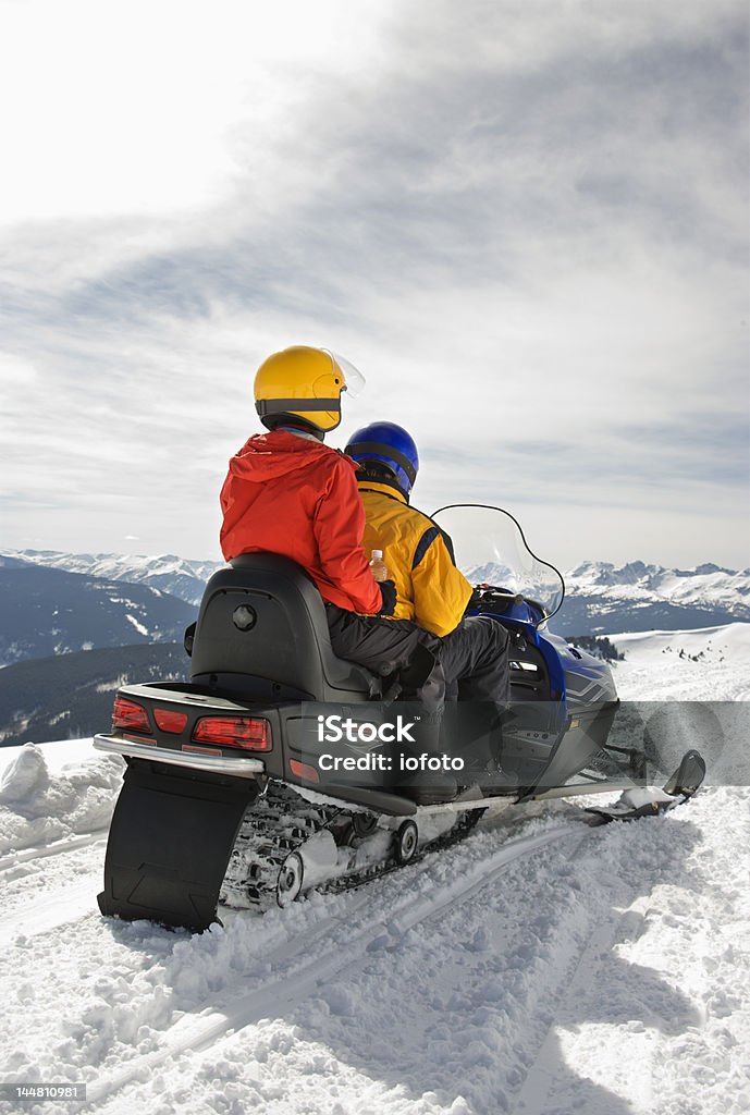 Para na skuterze śnieżnym. - Zbiór zdjęć royalty-free (Skuter śnieżny)