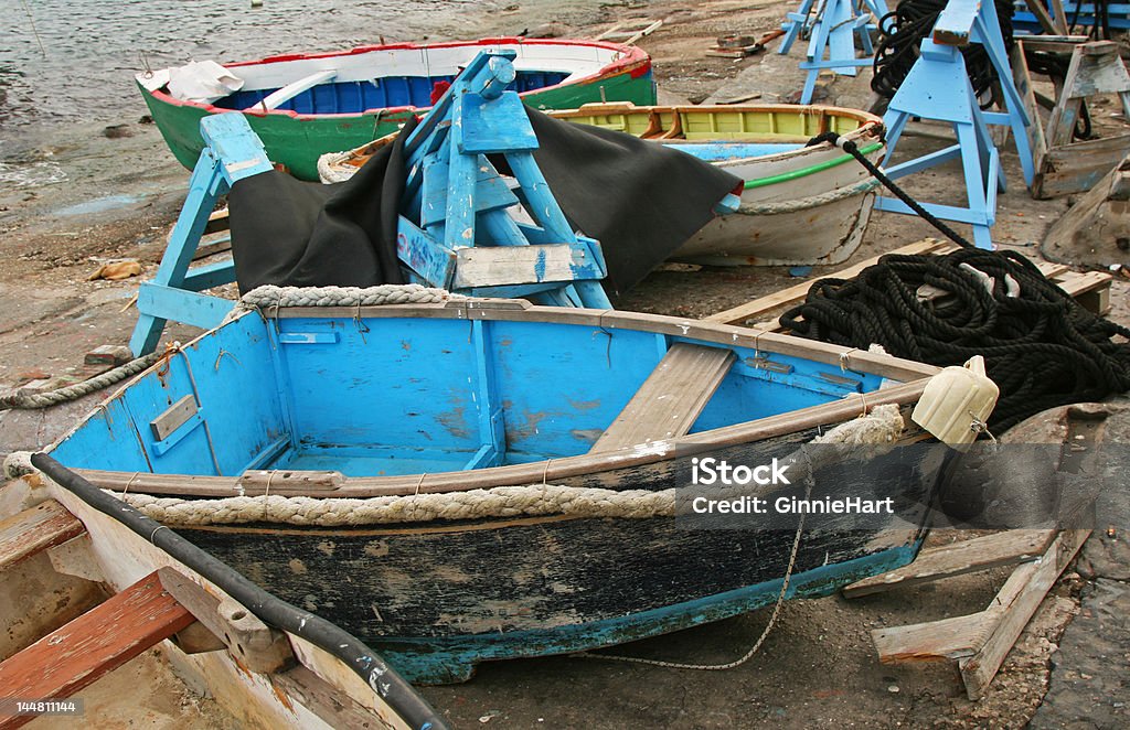 Старый деревенский ряд лодки - Стоковые фото Tyrrhenian Sea роялти-фри