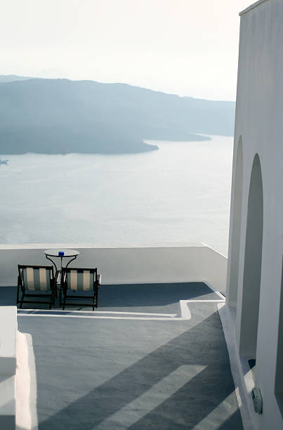 terraza con vista al mar - greek islands table window sun fotografías e imágenes de stock