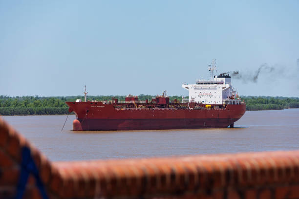 le navire-citerne, nommé « gulf mishref », a jeté l’ancre dans le fleuve parana. dans une vue depuis le parc de l’espagne, à midi, sous le soleil. dans la ville de rosario, province de santa fe, argentine.le jour du 23 novembre 2022. - named logistics company photos et images de collection