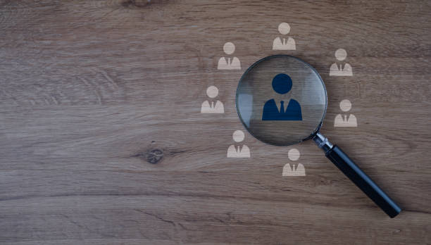 Human Resource Management, HRM. Magnifier glass focus among staff icons for human development recruitment leadership and customer target group, sample search, personnel finding a good job candidate. gestión de recursos humanos, hrm. lupa de enfoque de vidrio entre los íconos del personal para el liderazgo de reclutamiento de desarrollo humano y el grupo objetivo del cliente, la búsqueda de muestras, el personal que encuentra un buen candidato para