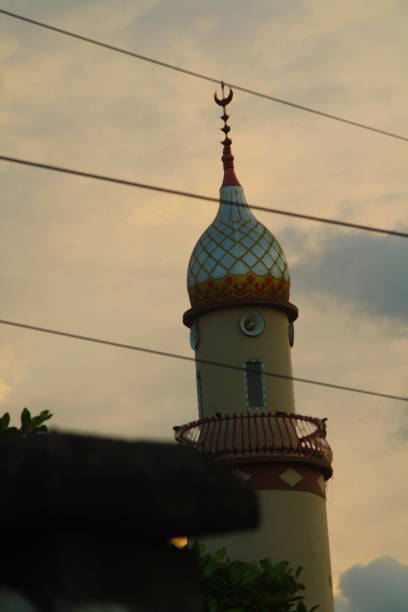 vista de la mezquita de quba por la noche - medinah temple fotografías e imágenes de stock