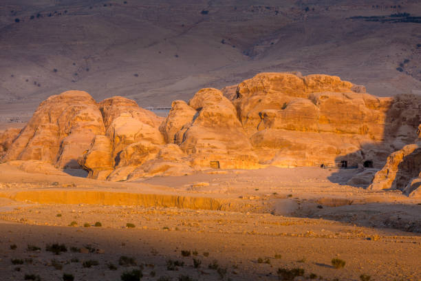 скалы из песчаника в маленькой петре джордан - petra antiquities jordan middle east стоковые фото и изображения