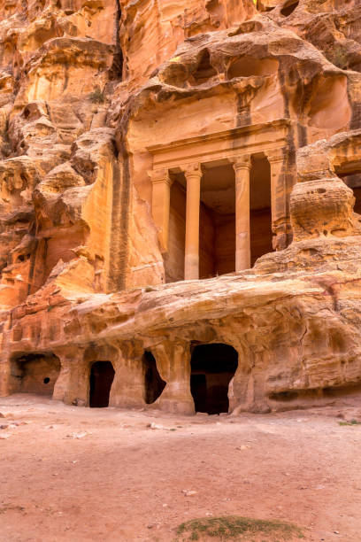 triclinium en little petra, siq al-barid, jordania - petra antiquities jordan middle east fotografías e imágenes de stock