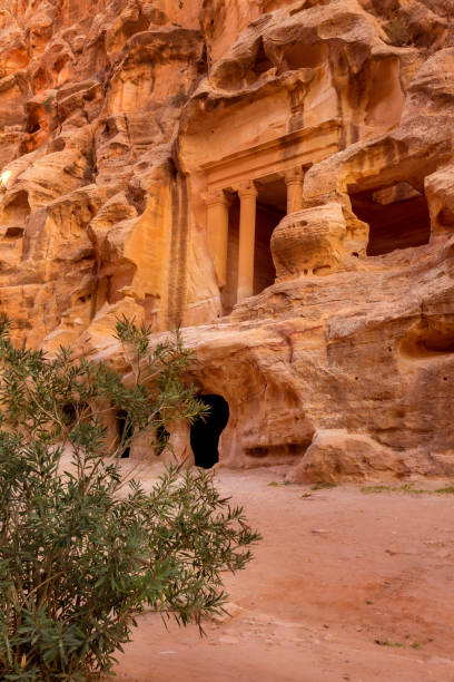 triclinium en little petra, siq al-barid, jordania - el barid fotografías e imágenes de stock