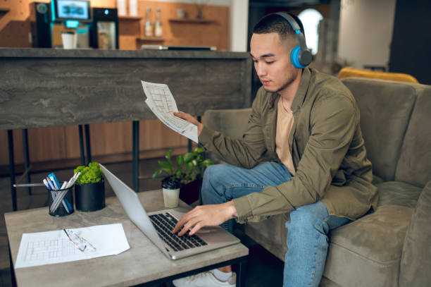 joven ingeniero asiático trabajando en una moderna oficina de la empresa - drafter fotografías e imágenes de stock