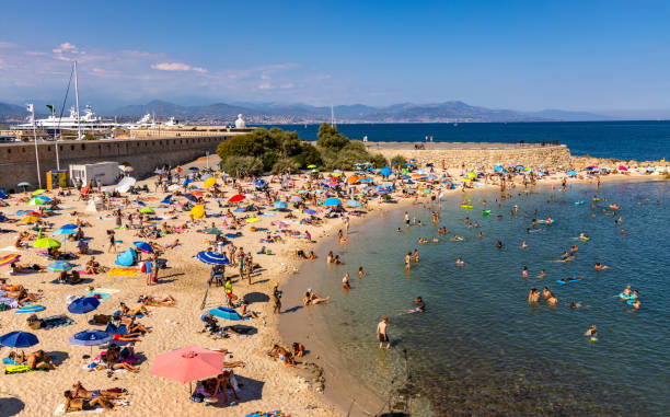 항구와 plage de la gravette 해변 프랑스 앙 티브 리조트 타운의 지중해 연안의 역사적인 구시 가지에 있습니다. - cote de azure 뉴스 사진 이미지