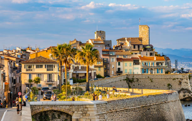 vieille ville historique avec les remparts médiévaux et le musée picasso sur la rive de la mer méditerranée dans la ville d’antibes en france - antibes photos et images de collection