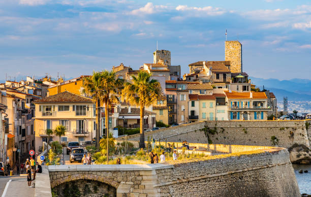 centro storico con le mura medievali della città e il museo picasso onshore mar mediterraneo nella città di antibes in francia - antibes foto e immagini stock