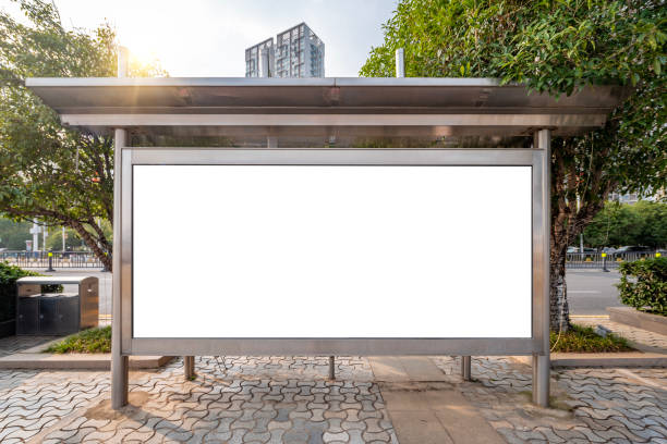 le pensiline della fermata dell'autobus e le scatole luminose pubblicitarie - billboard foto e immagini stock