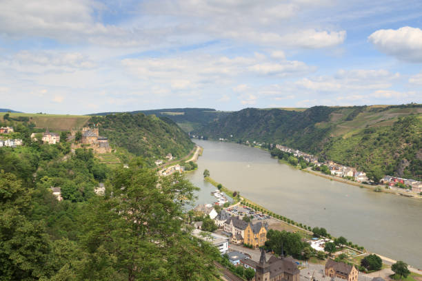 river rhine gorge panorama with rheinfels castle in st. goar, germany - rheinfels imagens e fotografias de stock