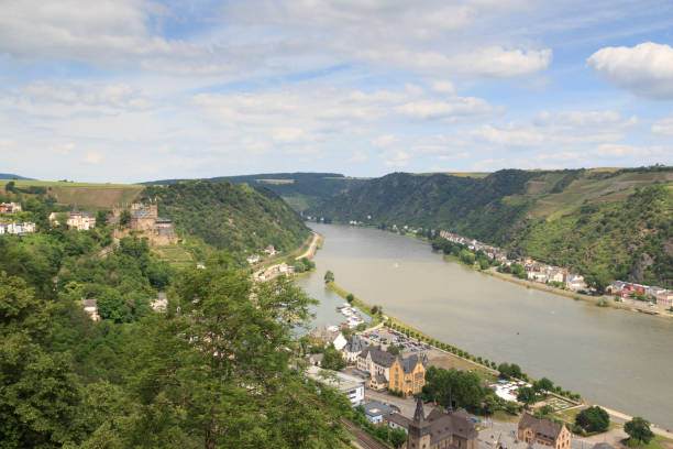 панорама ущелья реки рейн с замком райнфельс в санкт-гоаре, германия - rheinfels стоковые фото и изображения