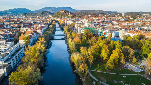 아름다운 강 mur와 함께 가을 동안 그라츠 도시의 공중보기 - architecture austria building exterior color image 뉴스 사진 이미지