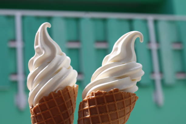 deux glaces à la vanille fraîchement préparées - soft serve ice cream photos et images de collection