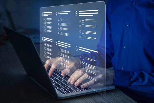 online-test, bewertung oder akademische prüfung und beantworten sie multiple-choice-fragen auf dem computerbildschirm. e-learning, fernschüler, umfrage, fragebogen, quiz im internet. mcq. person, die am laptop arbeitet. - validate stock-fotos und bilder