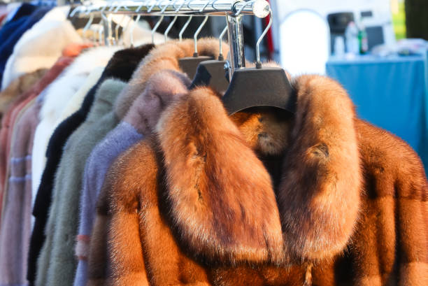 毛皮のコアートと市場で販売されている冬服