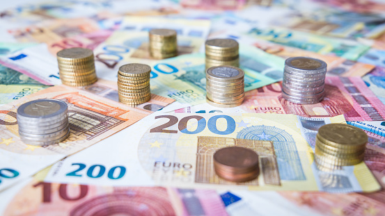 Una combinación de diferentes billetes en euros y monedas en euros photo