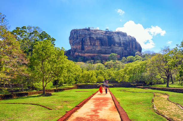 lion's rock, sigiriya - buddhism sigiriya old famous place imagens e fotografias de stock