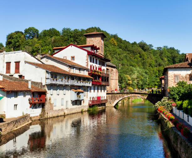 historische brücke über den fluss nive, saint jean pied de port. frankreich - baskenland stock-fotos und bilder