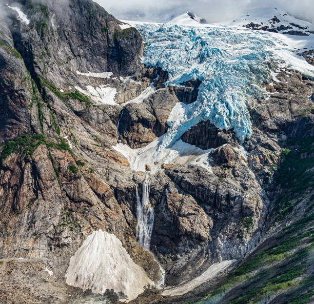 A hanging glacier in the Stikine Icecap or Stikine Icefield is a large icefield straddled on the AlaskaBritish Columbia boundary in the Alaska Panhandle region. Stikine-LeConte Wilderness within the national forest. Alaska. un glaciar colgante en la capa de hielo stikine o campo de hielo stikine es un gran campo de hielo a ambos lados de la frontera de alaska columbia británica en la región del panhandle de alaska. stikine-leconte wilderness dentro del bosque nacional. alas