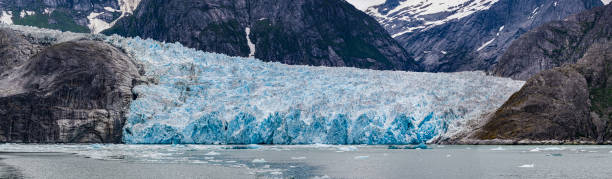 Face or terminus of the LeConte Glacier. It is a glacier in the U.S. state of Alaska. It flows southwest to the head of LeConte Bay. LeConte Glacier is the southernmost tidewater glacier of the Northern Hemisphere. Alaska. cara o término del glaciar leconte. es un glaciar en el estado estadounidense de alaska. fluye hacia el suroeste hasta la cabecera de la bahía leconte. el glaciar leconte es el glaciar de marea más meridional del hemisferio norte. alaska.
