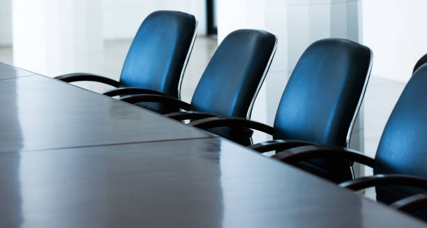 interno vuoto della sala conferenze business - boardroom chairs foto e immagini stock