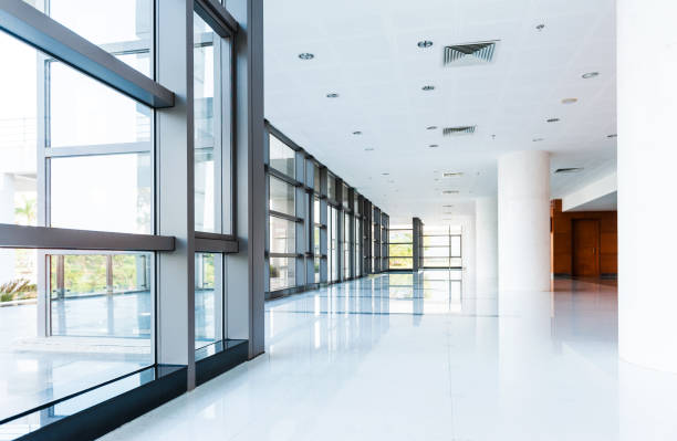 vacío corredor en el moderno edificio de oficinas - hall way fotografías e imágenes de stock