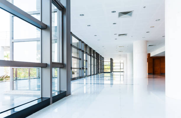 vazio corredor no moderno edifício de escritório - átrio - fotografias e filmes do acervo