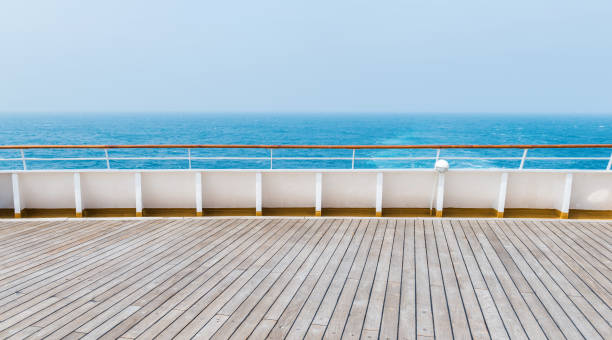 deck von luxus-kreuzfahrtschiff und blauem himmel - safety rail stock-fotos und bilder