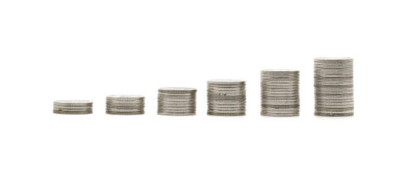 白い背景に銀貨が成長とともに積み重なり、硬貨がグラフとして配置されます。お金の節約とビジネスファイナンスのコンセプト。 - moving up gold silver growth ストックフォトと画像