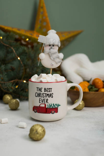 クリスマスの背景にコーヒーのキャップとマーチメロウと雪だるま。 - candy candy cane christmas sweet food ストックフォトと画像
