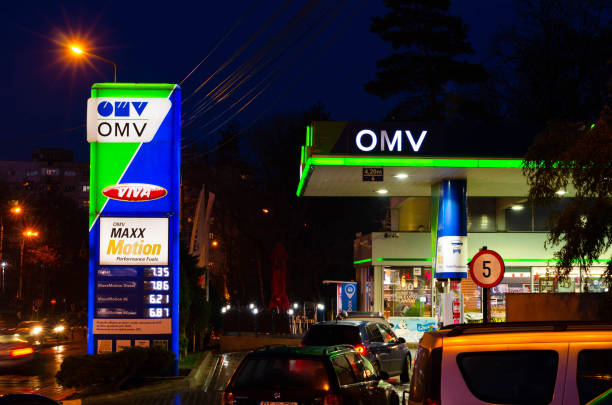 una gasolinera omv se ve por la noche en bucarest foto de archivo editorial - imagen de archivo - omv fotografías e imágenes de stock