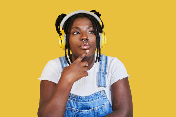 pensive african woman listening to music - braids african descent women pensive imagens e fotografias de stock