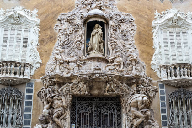스페인 발렌시아에있는 도스 아구아스 후작 궁전 입구의 건축 세부 사항 - marquis 뉴스 사진 이미지