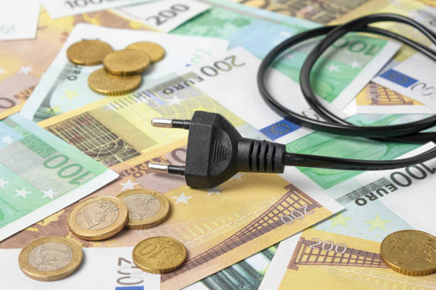 Power plug on Euro Banknotes Background. Increasing Consumption. Cost of Electricity and Expensive Energy Concept. Price Hike. Heating Crisis. Utility Bill Saving, Conservation. Annually Inflation. Price Hike. Energy Crisis. Low income family. surge protector enchufe de alimentación en billetes en euros fondo. aumento del consumo. costo de la electricidad y concepto de energía costosa. subida de precios. crisis de calefacción. ahorro de facturas de servicios públicos, conservación. inflación anual