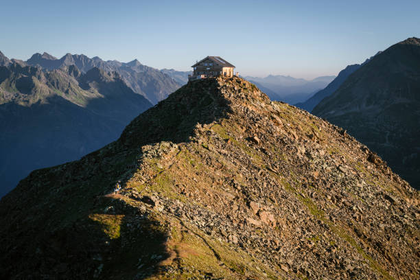 sunrise over the alpine mountain hut on the brunnenkogel summit and mountain ridges above sölden in the ötz valley alps, tyrol, austria - scree imagens e fotografias de stock