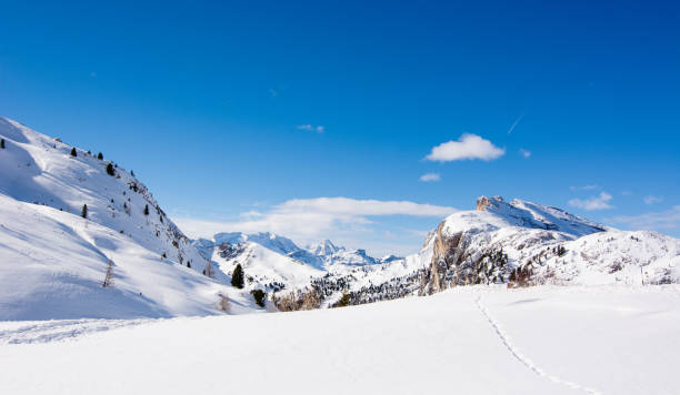 winter in den dolomiten von trentino-südtirol - beauty in nature belluno clear sky color image stock-fotos und bilder