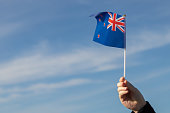 neuseeland-flagge-in-der-hand-flattert-im-wind-gegen-den-himmel-unabh%C3%A4ngigkeit.jpg?b=1&s=170x170&k=20&c=lm6IRvvvbV22amlwCR0suyUmP0mI29BtDVG6SbFbWFI=