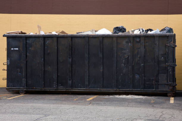 Dumpster filled with trash 40 cubic yard dumpster container full of garbage. overflowing trash dumpster stock pictures, royalty-free photos & images