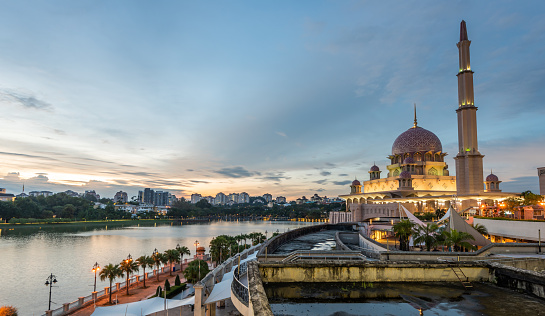 A image of sunset scenery at Putrajaya Mosque