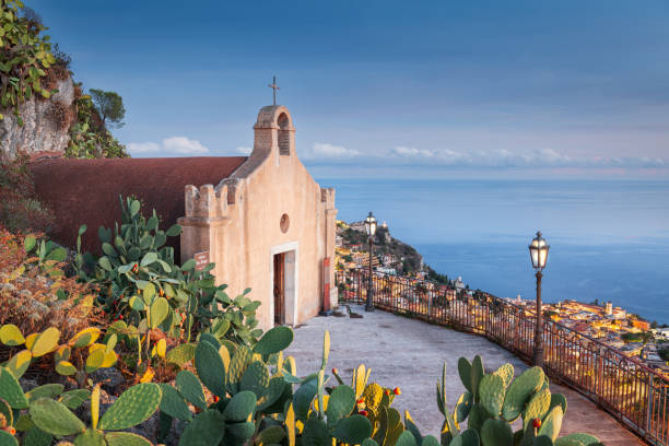 taormina, sicilia, italia al atardecer - sicilia fotografías e imágenes de stock