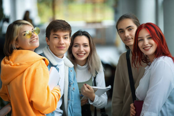 gymnasiasten in einer pause im flur. - school gymnasium fotos stock-fotos und bilder