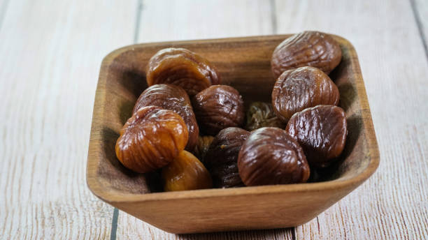 天然栗の皮をむいて茹でたフレームの接写 - chestnut close up close to macro ストックフォトと画像