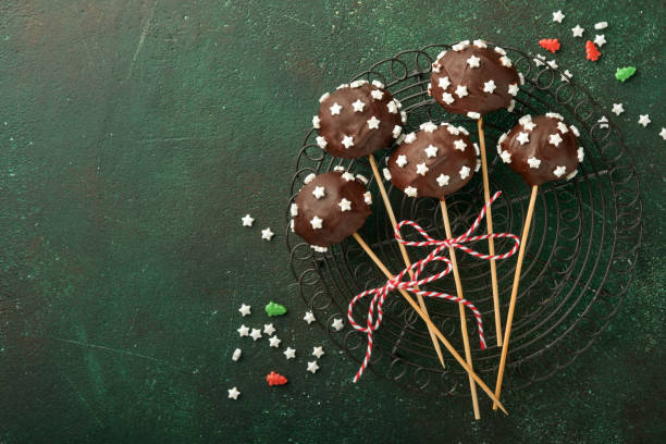 épousez des gâteaux sucrés de noël. gâteau au brownie rond dessert de noël avec des étoiles garnies sur fond vert foncé. concept de dessert de nourriture de noël et scène large écran de vacances bordure. vue de dessus - milky way candy bar photos et images de collection