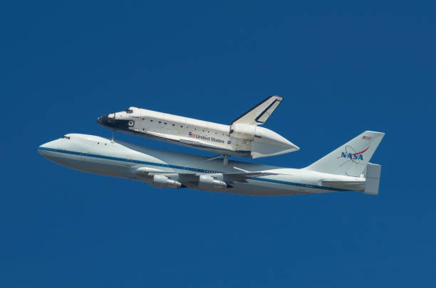 space shuttle endevour und flugzeugträger boeing 747 - boeing 747 stock-fotos und bilder
